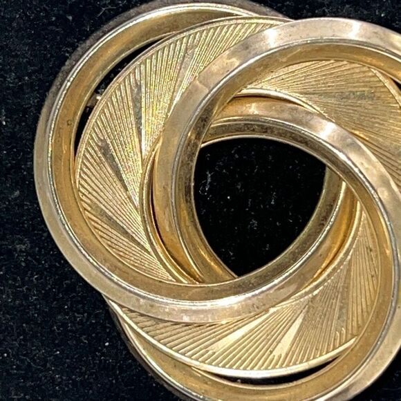 Vintage Swirl Circle Brooch Minimalist Pin Gold-Tone Classic Design Regency Y2K - Picture 5 of 7